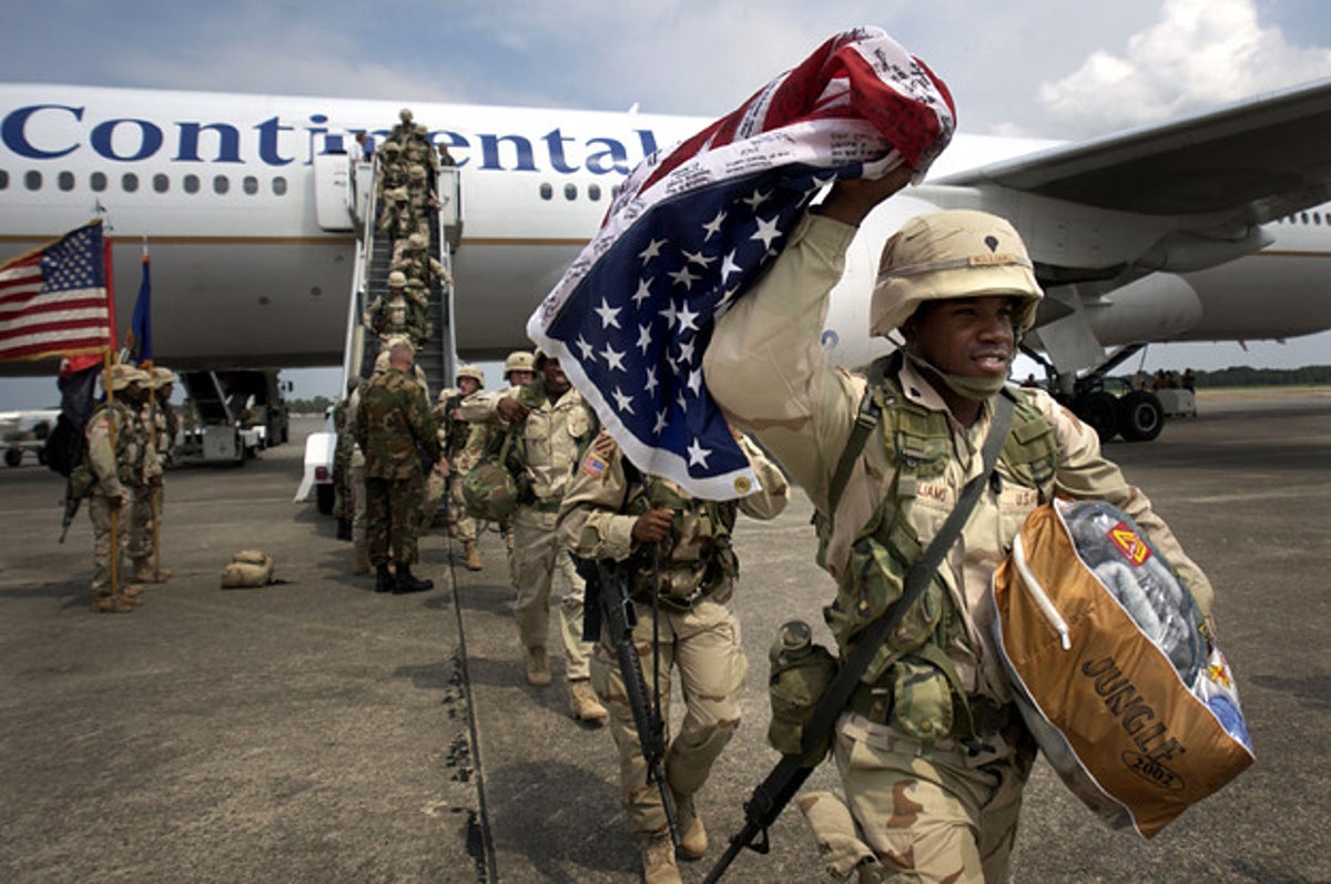 Here's 19 Heartwarming Photos Of US Troops Returning Home