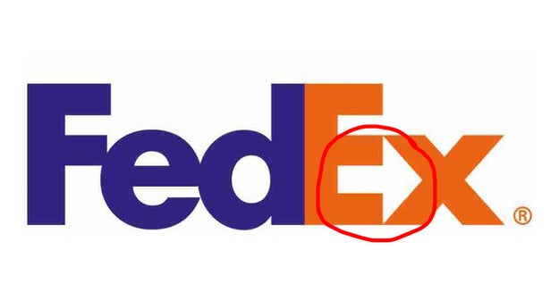 Hay una flecha apuntando hacia la derecha en el logo de Fedex.