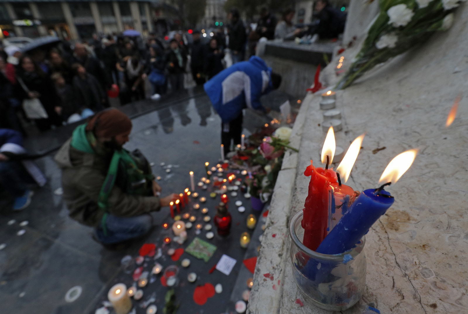 Sur la place de la République, qui s'était spontanément transformée en mémorial des attentats avant que les hommages soient transférés aux archives de Paris, des gens ont déposé des bougies, des fleurs et des petits mots.
