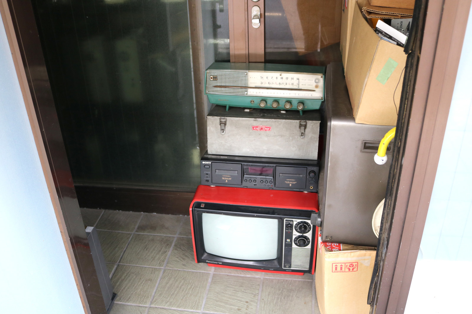 入り口には古いテレビが鎮座している