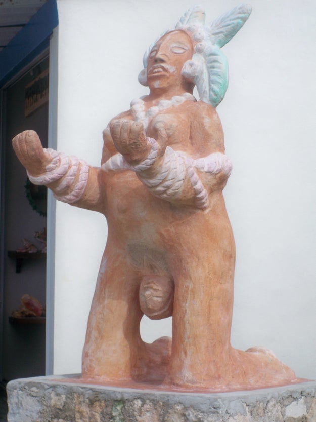 Esta estatua de una mujer pariendo, literalmente, pariendo.