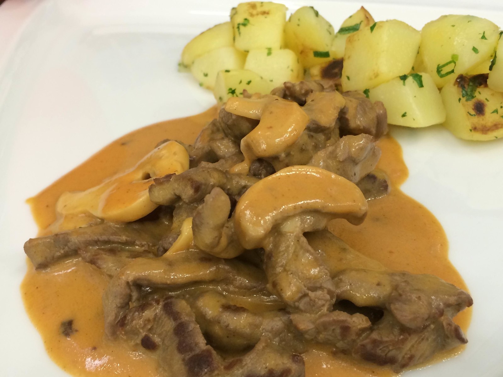 O prato tem metade das calorias do tradicional, com carne sem gordura e batata cozida em vez de batata-palha. Veja o passo a passo no vídeo da Ana Maria Braga.