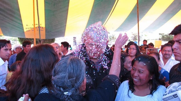 Cuando despiertas y no sabes por qué sigues vestido y con confeti en la cara.