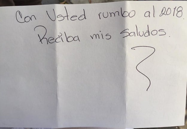 Y volteas a ver tu teléfono para ver qué día y qué hora es, y te encuentras con un mensaje de remitente desconocido.