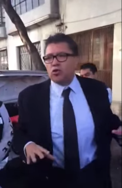 En un video publicado el 1o de noviembre, un día antes del incidente, se puede ver a Ricardo Monreal, delegado de la delegación Cuauhtémoc, desalojando al equipo de filmación.