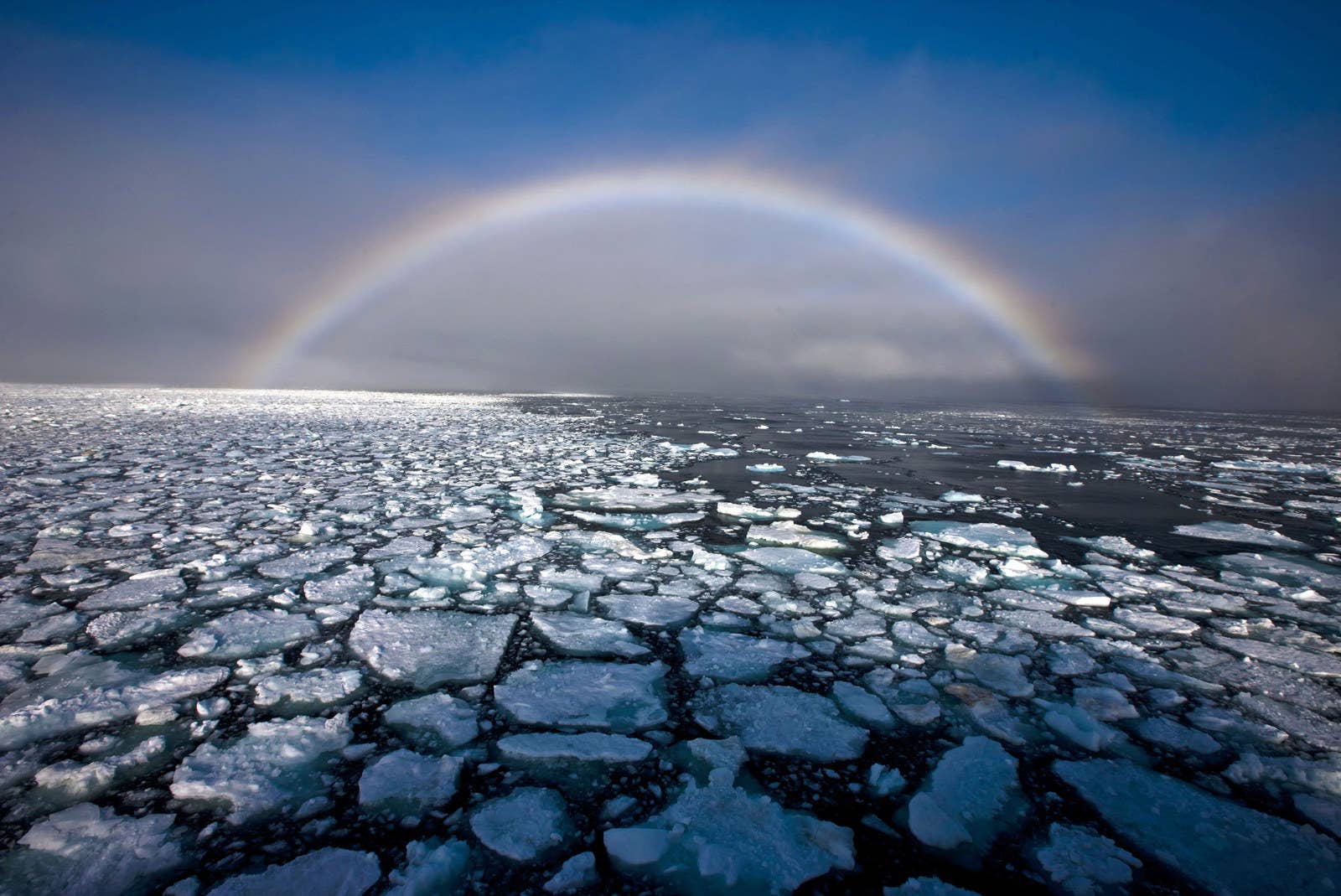 Как называется природное явление наблюдаемое на крайнем. Туманная Радуга природное явление. Радуга в Арктике. Белая Радуга в Арктике. Туманная белая Радуга.