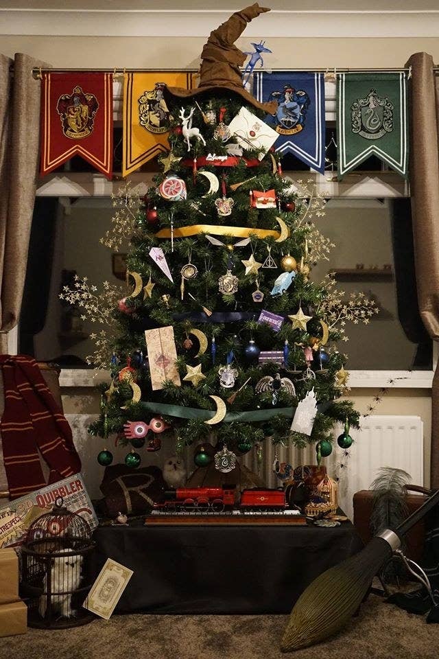 Harry Potter Christmas tree  Harry potter christmas decorations, Harry  potter christmas tree, Harry potter christmas