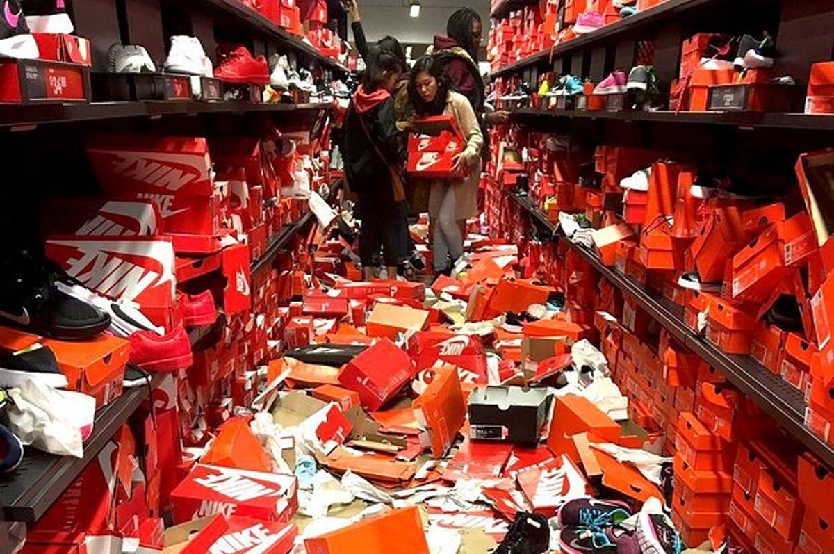 Horizontal Premisa canto Black Friday Shoppers Completely Destroyed This Nike Store