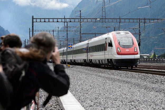Para principios de junio, tras dos décadas de construcción, el túnel San Gotardo en Suiza, se convirtió en el más largo y profundo del mundo.