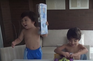 Um vídeo mostra um menino muito feliz ao ganhar uma boneca