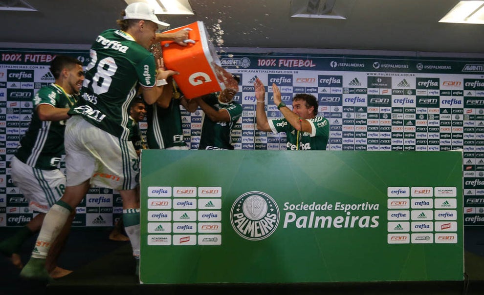 Durante a entrevista coletiva, os jogadores deram o tradicional banho de gelo no técnico, para desespero do Cuca.