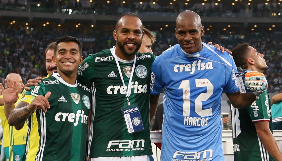 Jailson usou uma camisa especial no momento de festa, para homenagear seu ídolo, o goleiro Marcos.