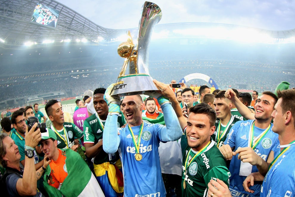Prass, um dos maiores ídolos recentes do Palmeiras, aproveitou para erguer bem alto o troféu e foi bastante aplaudido.