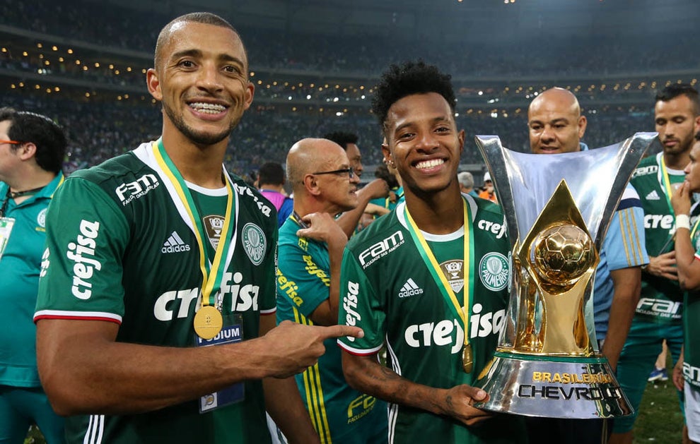 Vitor Hugo e Tchê tchê, dois xodós da torcida palmeirense durante toda a temporada, celebram juntos a conquista.