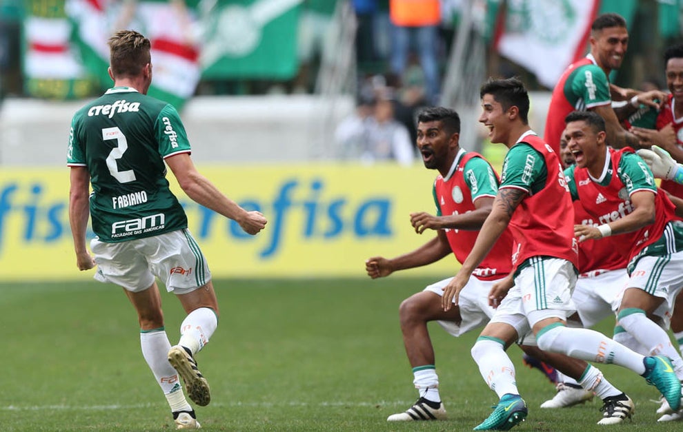 O lateral Fabiano, um herói improvável, celebra o gol que fez.