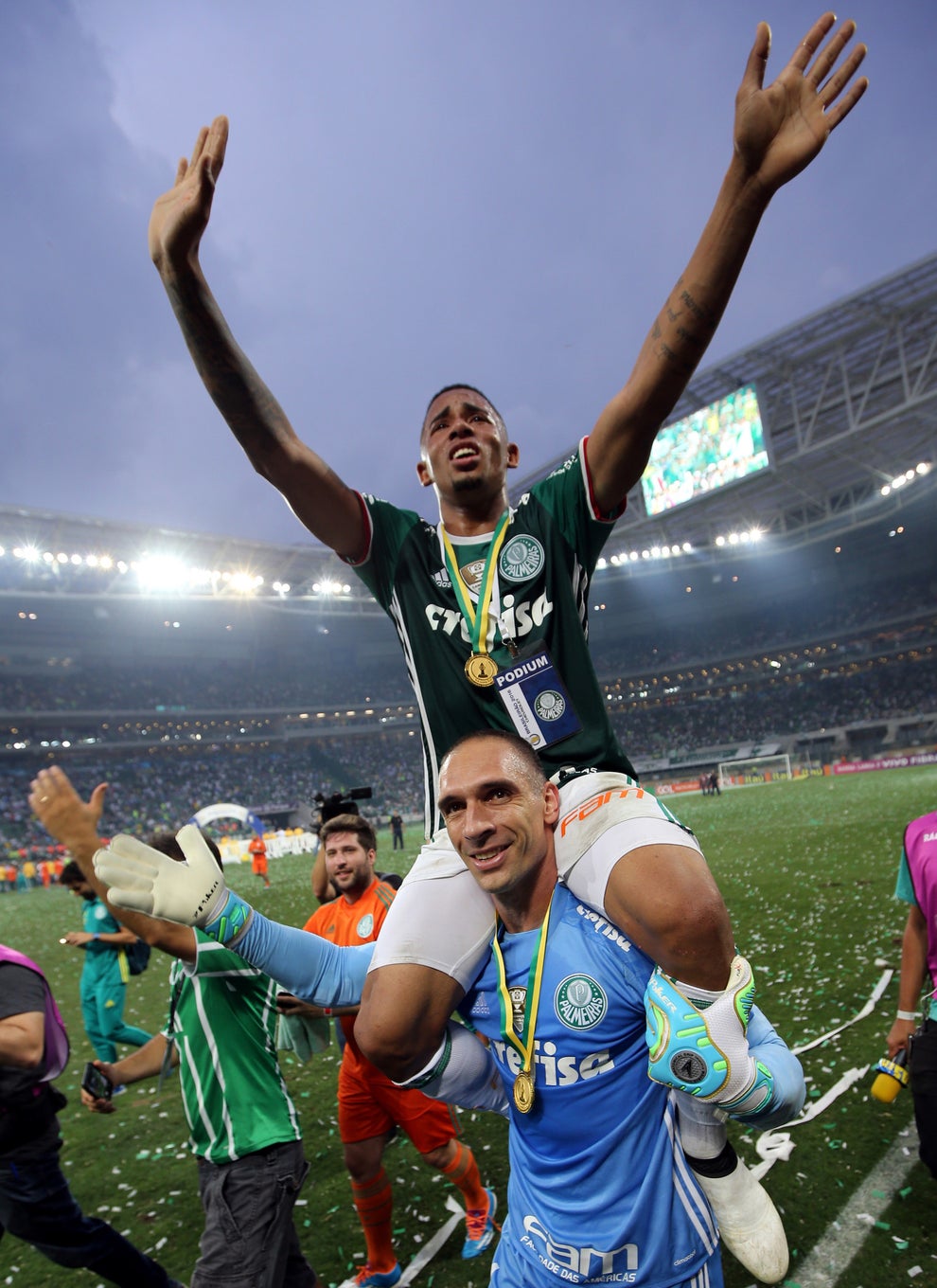 E aqui, Fernando Prass carrega Jesus para uma volta olímpica de despedida.