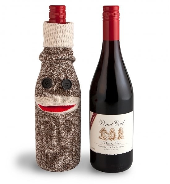 Si tenías un par de calcetines súper pachoncitos y hoy nada más te queda uno, úsalo para envolver una botella de vino.