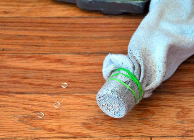 Pon un calcetín en la boca de la manguera de tu aspiradora, para recuperar pequeños objetos fáciles de perder.
