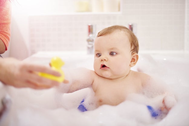 Puedes utilizar un calcetín suavecito para bañar a un bebé.