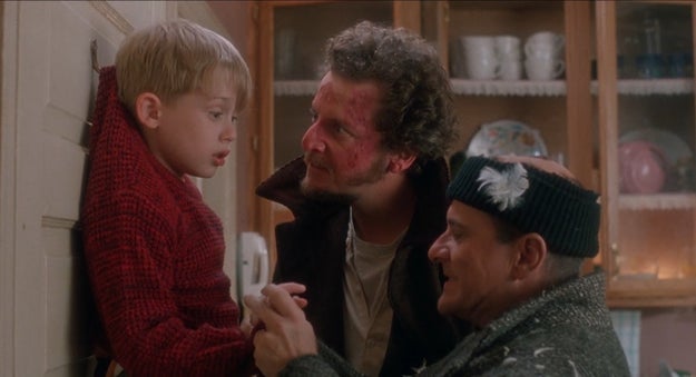 While rehearsing for the scene where Harry tries to bite off Kevin's finger, Pesci actually bit Culkin, which left a scar.