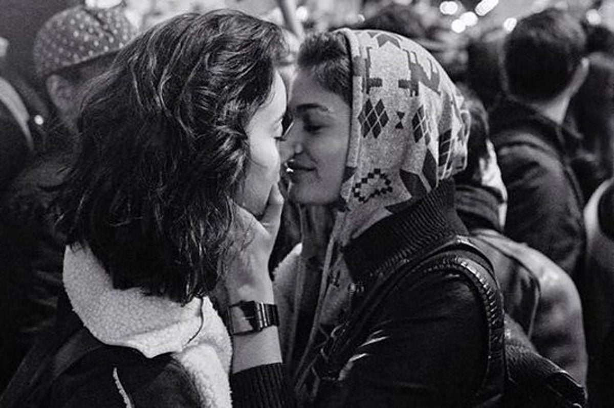 Esta foto de dos mujeres besándose en medio de una protesta contra Trump te  va a llenar de amor