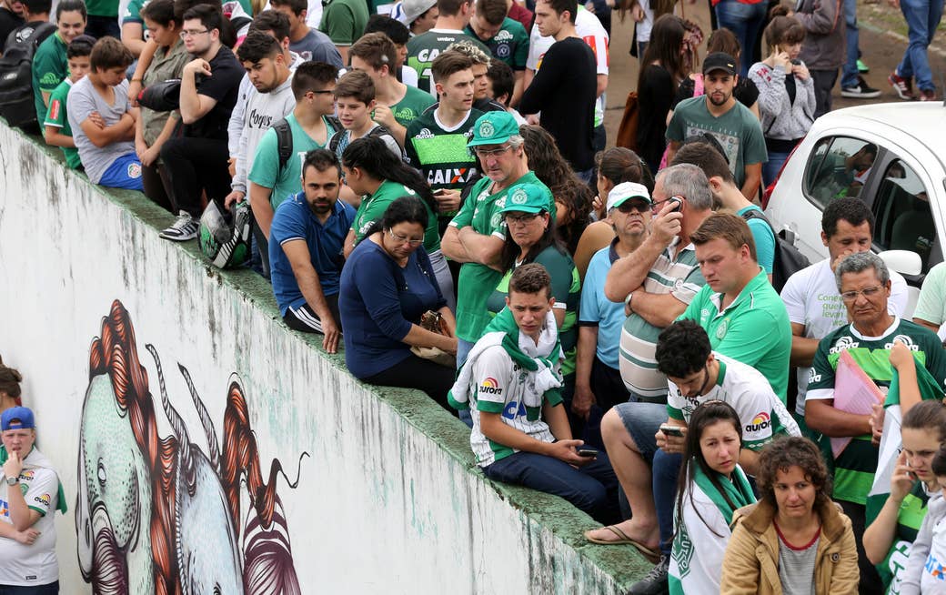 Veja fotos da partida incendiada por foguinho na Arena Condá