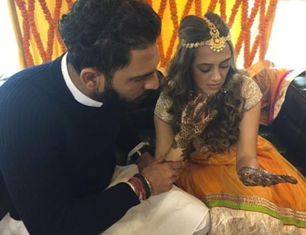 Here is Yuvi adorably inspecting Hazel's mehendi.