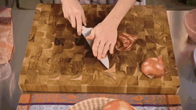 Et utilisez un différent style de découpe pour chaque type de plat: petits cubes traditionnels pour la friture, cubes de taille moyenne lorsque l'oignon est un élément principal du plat (par exemple pour les plats asiatiques), et en quartiers pour les oignons caramélisés.