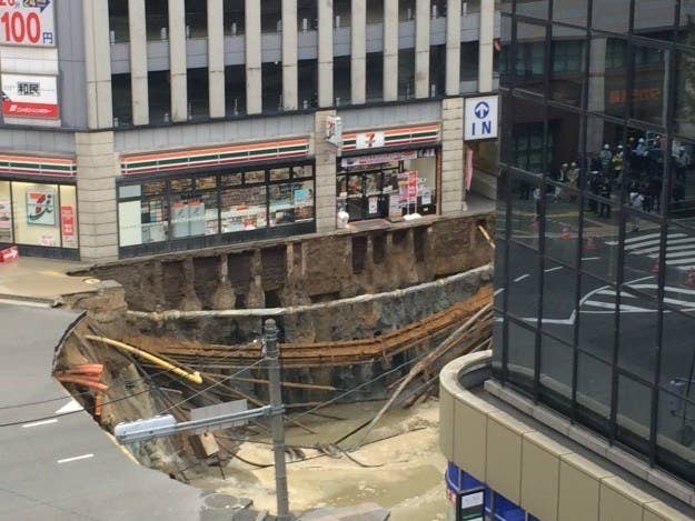 博多駅前の道路陥没 犠牲者ゼロの対応に評価 自主的な交通規制のわずか5分後に穴