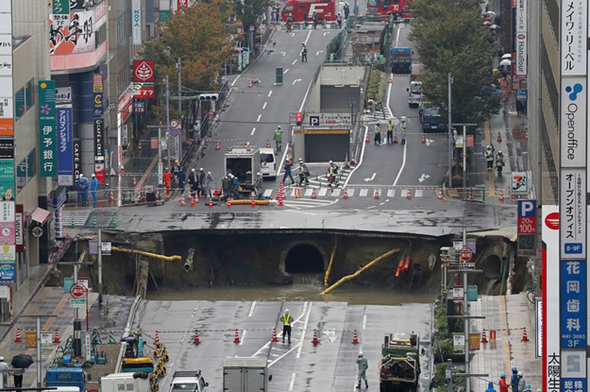 博多駅前の道路陥没 犠牲者ゼロの対応に評価 自主的な交通規制のわずか5分後に穴 博多駅前の道路陥没 犠牲者ゼロの対応に評価 自主的な交通規制のわずか5分後に穴