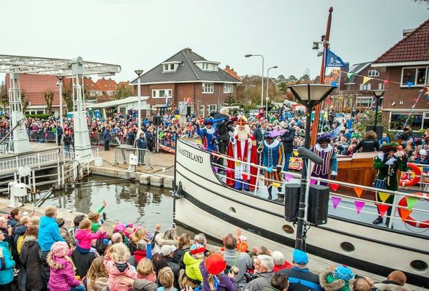 A few weeks before 5 December, St Nicholas and his helpers arrive on a steamboat.