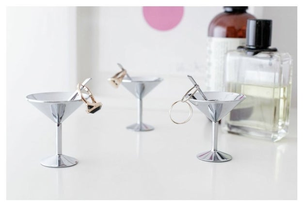 Algo para llevar tu amor por el martini a un plano más práctico, como un joyero ($973).