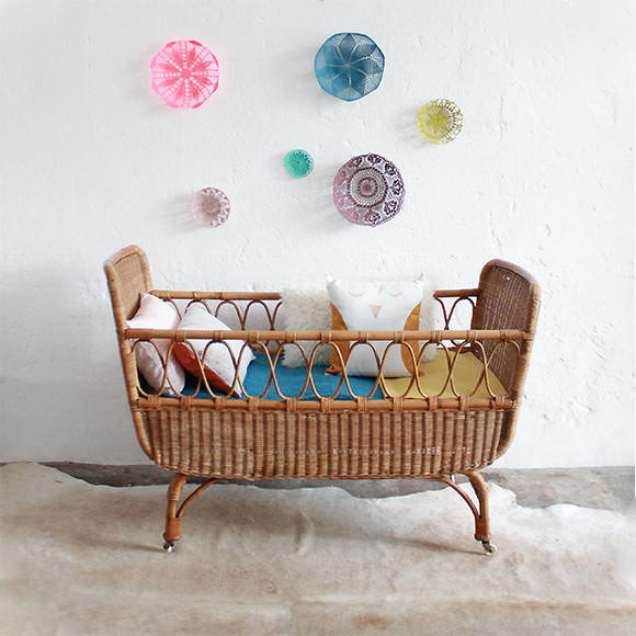 On This occasion, the paper painted child vintage style defined the fourth, so details Have Been added In This trend, as the old suitcases. However, details are minimal, Because That Bunk Beds of original forms in esta materials and the background paper no longer need anything else.