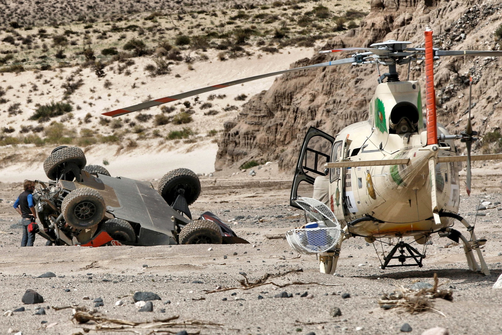 Aunque parezca una escena de Hollywood, solo se trata de un auto dado vuelta en medio del Dakar.