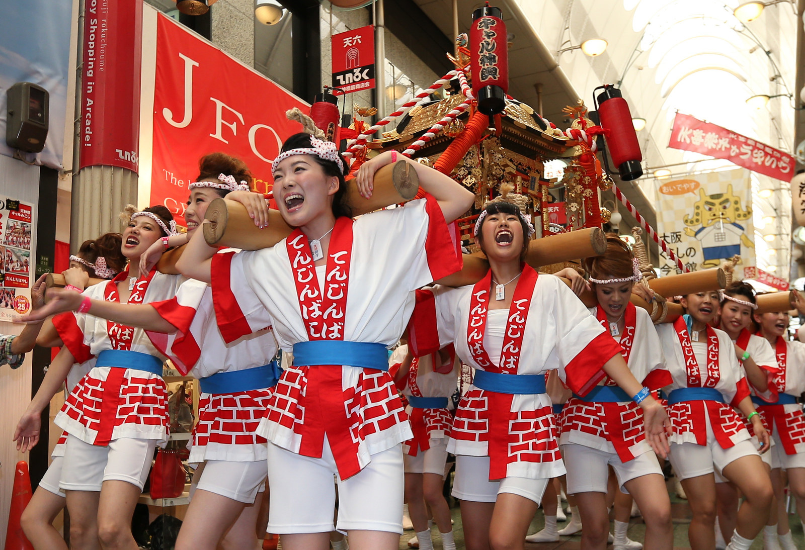 ▲大阪天満宮の天神祭を盛り上げる「ギャルみこし」