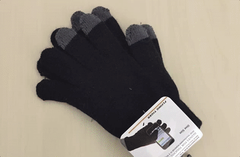 着けたままスマホなどのタッチスクリーンを操作できる手袋(100円)。穴が空いていないタイプなので指先が冷える心配はありません。