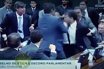 Este vídeo tem 40 momentos intensos e malucos da política brasileira