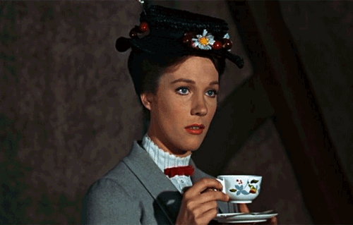 Já foi provado que a cafeína, em geral, potencialmente exacerba a ansiedade (o que faz todo sentido para mim – o café me deixa agitada como nenhuma outra coisa), já que ele acelera seu batimento cardíaco e pode prejudicar seu sono. Portanto, considere a ideia de trocar seu café por alguma infusão sem cafeína.Além disso, acho infusões herbais super-relaxantes. Talvez seja um placebo ou uma reação aprendida, mas uma caneca de rooibos, camomila ou alguma mistura anti-ansiedade com algumas gotas de Rescue Remedy (floral de Bach) funciona que é uma maravilha comigo.