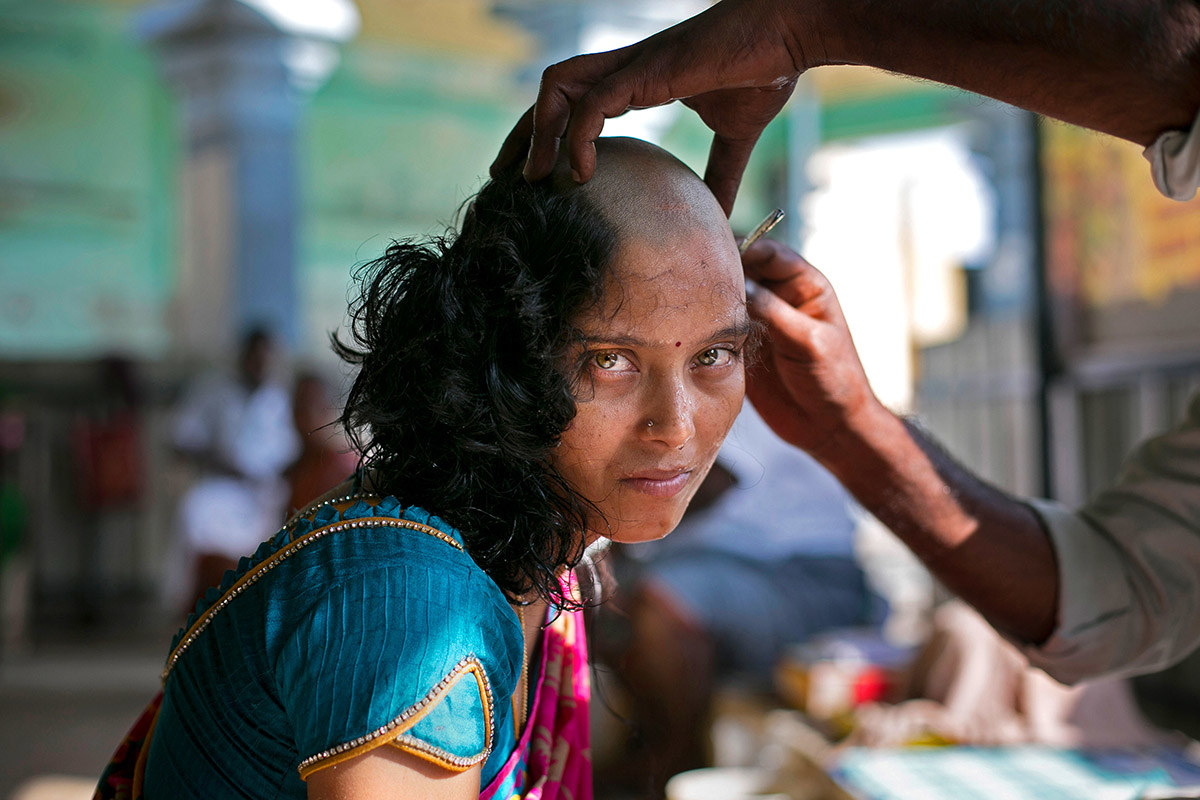 Почему в индии женщины бреют головы