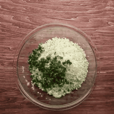 3.餃子の皮のふち半分に水を塗り、(2)を中央にのせて、ひだを作って閉じる。