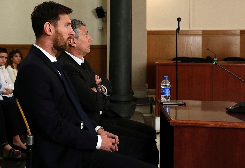 Lionel Messi y su padre, durante el juicio por fraude fiscal, el 2 de junio.