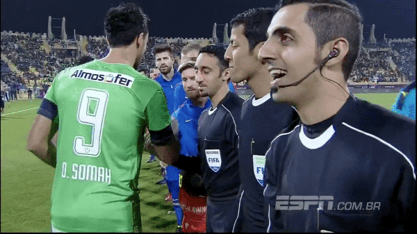 Arrancando sorrisos até dos árbitros.