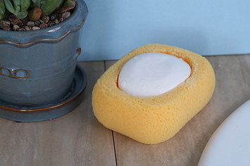 Economize cada pedacinho do sabonete com este suporte de esponja bem bolado