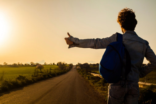 Você começa a perguntar para os amigos se alguém vai de carro para a sua cidade.