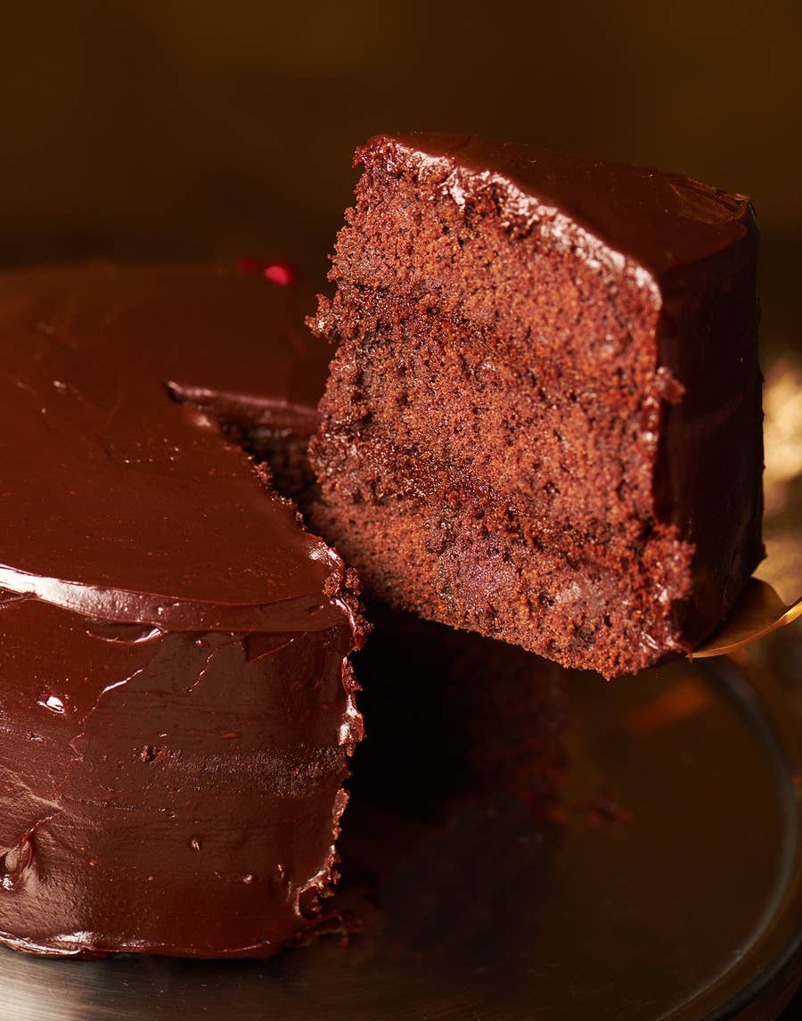 This Triple Decker Chocolate Cake Is Perfect For Harry Potter Fans Charnleys home & garden, dalton bilde: this triple decker chocolate cake is