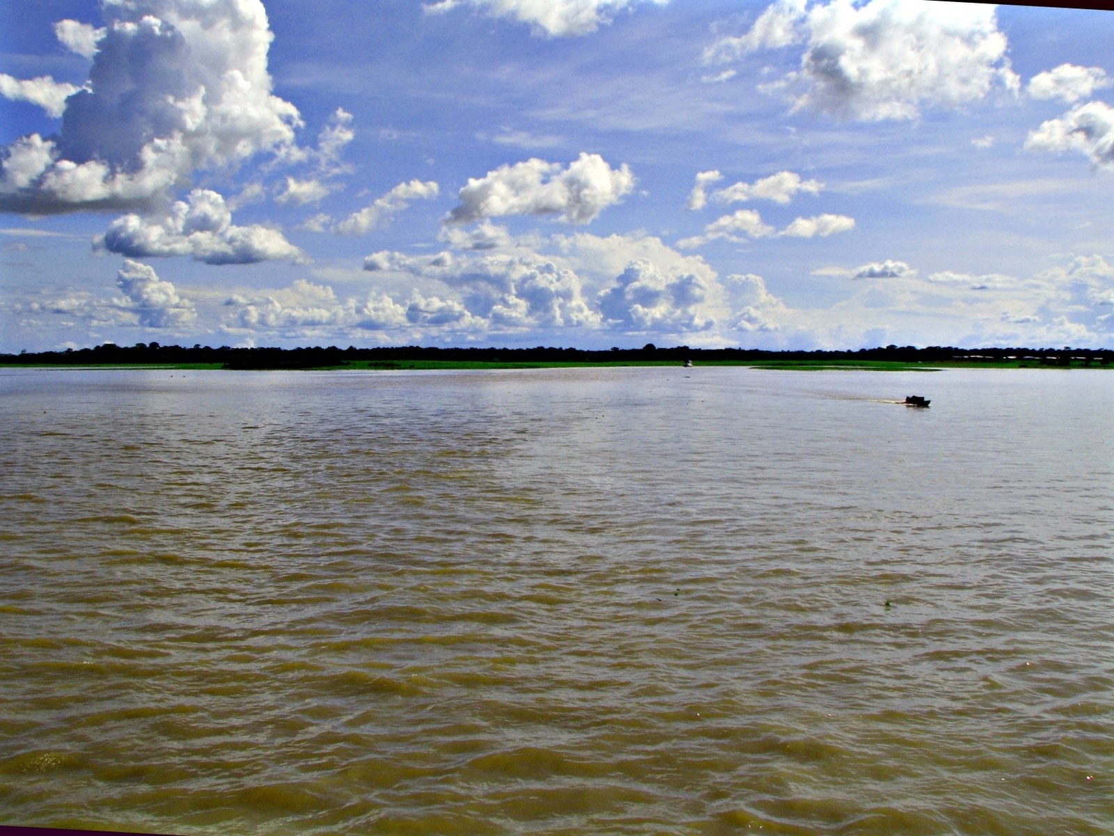 Manaus tem um centro histórico com um teatro incrível, o encontro das águas dos rios Negro e Solimões, até praia e, como se não bastasse, é a porta de entrada para a maior floresta do mundo: a Floresta Amazônica. Tudo isso é motivo certeiro para dez em cada dez brasileiros manterem uma certa distância para não correr o risco de chegar e ter vontade de ficar por lá mesmo pra sempre.