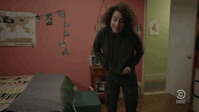 Você pode ter ouvido também que calcinhas de algodão são melhores para a sua vagina do que as de material sintético. No entanto, isso é mais uma preferência individual, diz Mary. "Quando você analisa a literatura médica, não há nada mostrando que há diferenças entre calcinhas de algodão e calcinhas de outros tecidos", diz Lauren. O algodão pode ser uma opção mais segura se a pele em torno de sua vulva é particularmente sensível, mas não é uma regra para todas as mulheres. O estilo da calcinha, como biquíni, short ou tanga, realmente não importa, desde que não seja muito apertada. "Às vezes vemos problemas com calcinhas fio dental muito apertadas, pois a parte que fica embaixo provoca irritação ou escoriações na vulva e no períneo, mas isso é mais um problema de tamanho e ajuste", diz Lauren. Então, se você sabe que sua pele nessa região é muito sensível, não durma com aquela fio dental finíssima e escolha uma opção mais solta. No entanto, se você consegue dormir de tanga sem se incomodar, não há necessidade de mudar seus hábitos, diz Mary. Além disso, se qualquer calcinha for muito desconfortável para você, logo você perceberá que não será muito bom para sua vagina usá-la durante o dia ou a noite.