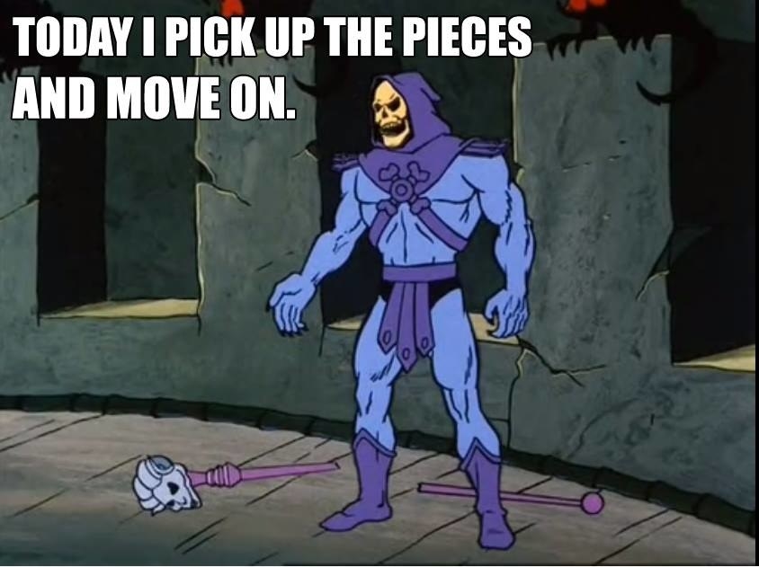 Verán, queridos lectores que llegaron hasta el día 21 (gracias), cuando era niño amaba a los súper villanos y mi corazón siempre tuvo un lugar especial para Skeletor, el archienemigo de He-Man que vivía en la constante búsqueda del poder de Grayskull. En mi adultez, vi cómo Skeletor se convirtió en un meme motivacional sobre el amor propio. Meme + súper villano + motivación. Era justo lo que necesitaba. Un recordatorio de que, como Skeletor, siempre podía levantarme para ser una mejor versión de mí mismo.
