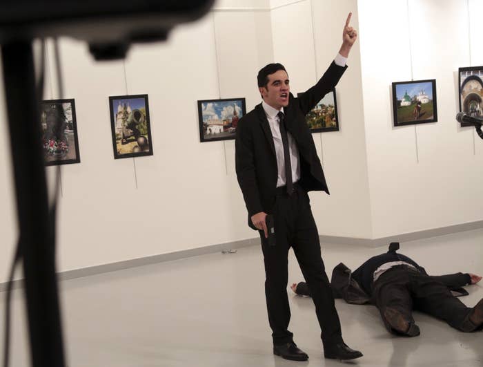 ロシア大使暗殺 その瞬間をとらえた写真家が語る一部始終 ロシア大使暗殺 その瞬間をとらえた写真家が語る一部始終