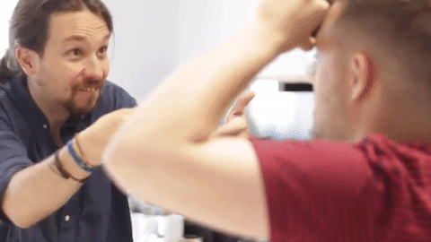 Probablemente cuando Pablo Iglesias aceptó el Heads Up Challenge en el canal de Youtube de Rush Smith ignoraba que su imitación de una ardilla fuese a convertirse en el viral del mes, pero Internet pocas veces desaprovecha una oportunidad oro como esta. Gracias, Pablo. Gracias, Rush. Twitter no tardó en romperse con el momento y crear un montón de memes con Pablo Iglesias. Sinceramente, nos lo puso muy facil.